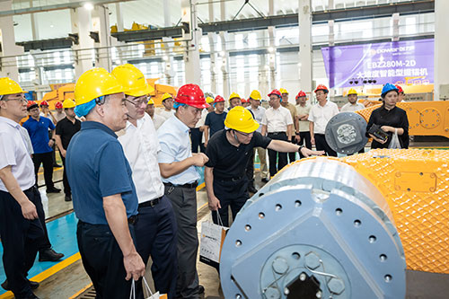 Два новейших оборудования озарили угольные просторы! Группа Shanghaichuangli представляет проходческо-анкерующую машину для крутых уклонов и высокоскоростной очистной комбайнУспешное проведение презен(圖9)