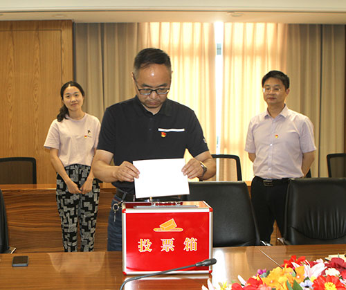 【匯聚青年力量 奮進時代征程】創(chuàng)力集團黨支部召開專題黨課暨預備黨員轉正黨員大會(圖6)