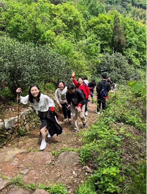 圖片2.jpg 【登山望湖 走進(jìn)春天】上海創(chuàng)力集團(tuán)開(kāi)展2024年山野徒步活動(dòng)(圖3)