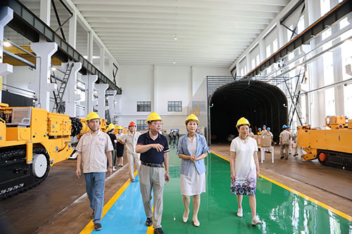 夏日送清涼 | 青浦區(qū)總工會領導赴上海創(chuàng)力集團開展高溫慰問活動(圖2)